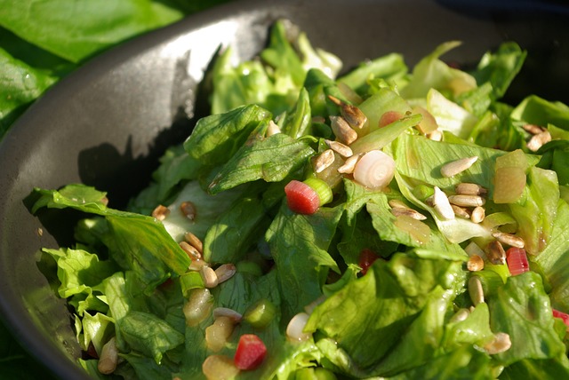 Alimenti che abbassano il colesterolo: 10 cibi efficaci e strategie dietetiche